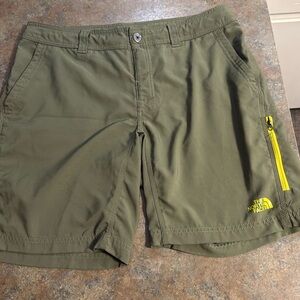 North face northface men’s nwot Shorts Green  Size 34